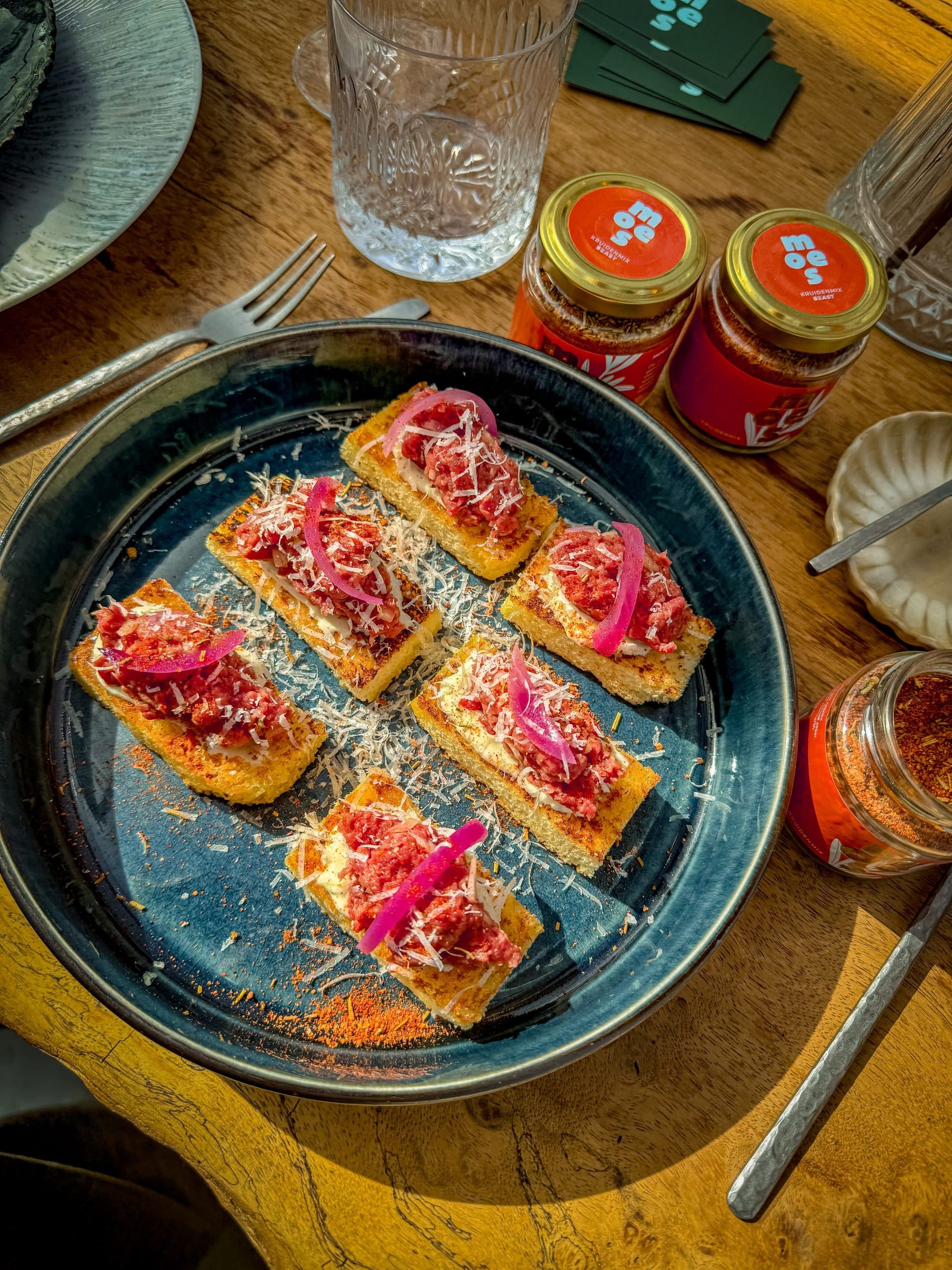 Steak tartaar bites op brioche met Moes Beast